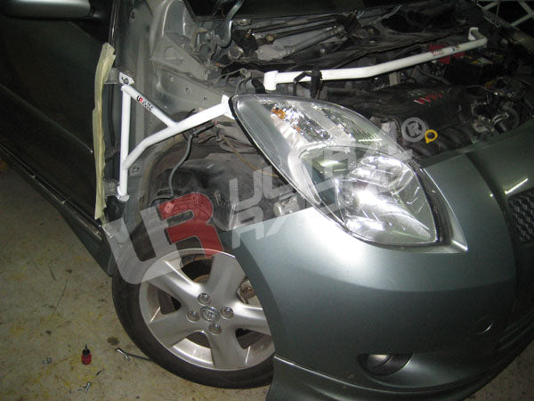 Soportes de Aleta Ultra Racing para Toyota Yaris HB 05+