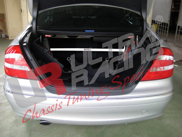Barra de Torretas Trasera Superior Ultra Racing para Mercedes CLK 320 C209 02-09