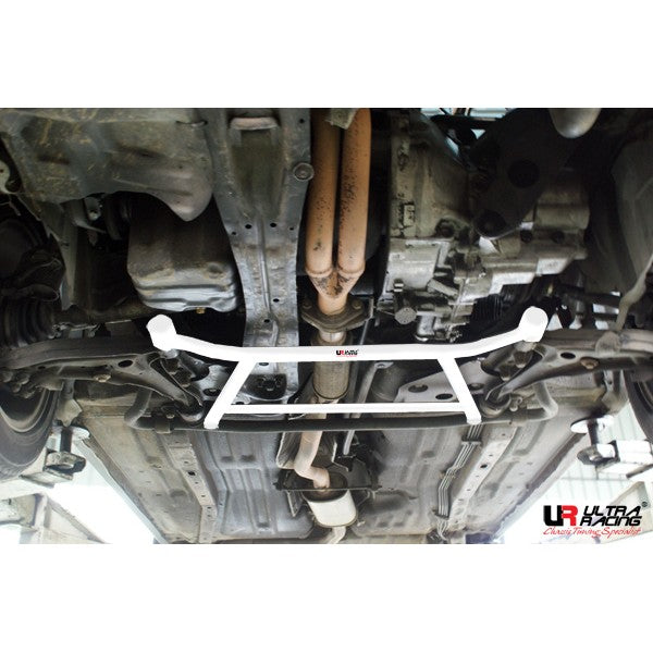 Barra Refuerzo Delantera Ultra Racing para Nissan Bluebird 83-90 U11 1.8