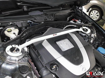 Barra de Torretas Delantera Superior Ultra Racing para Mercedes S350/S500 09+ W221 3.5