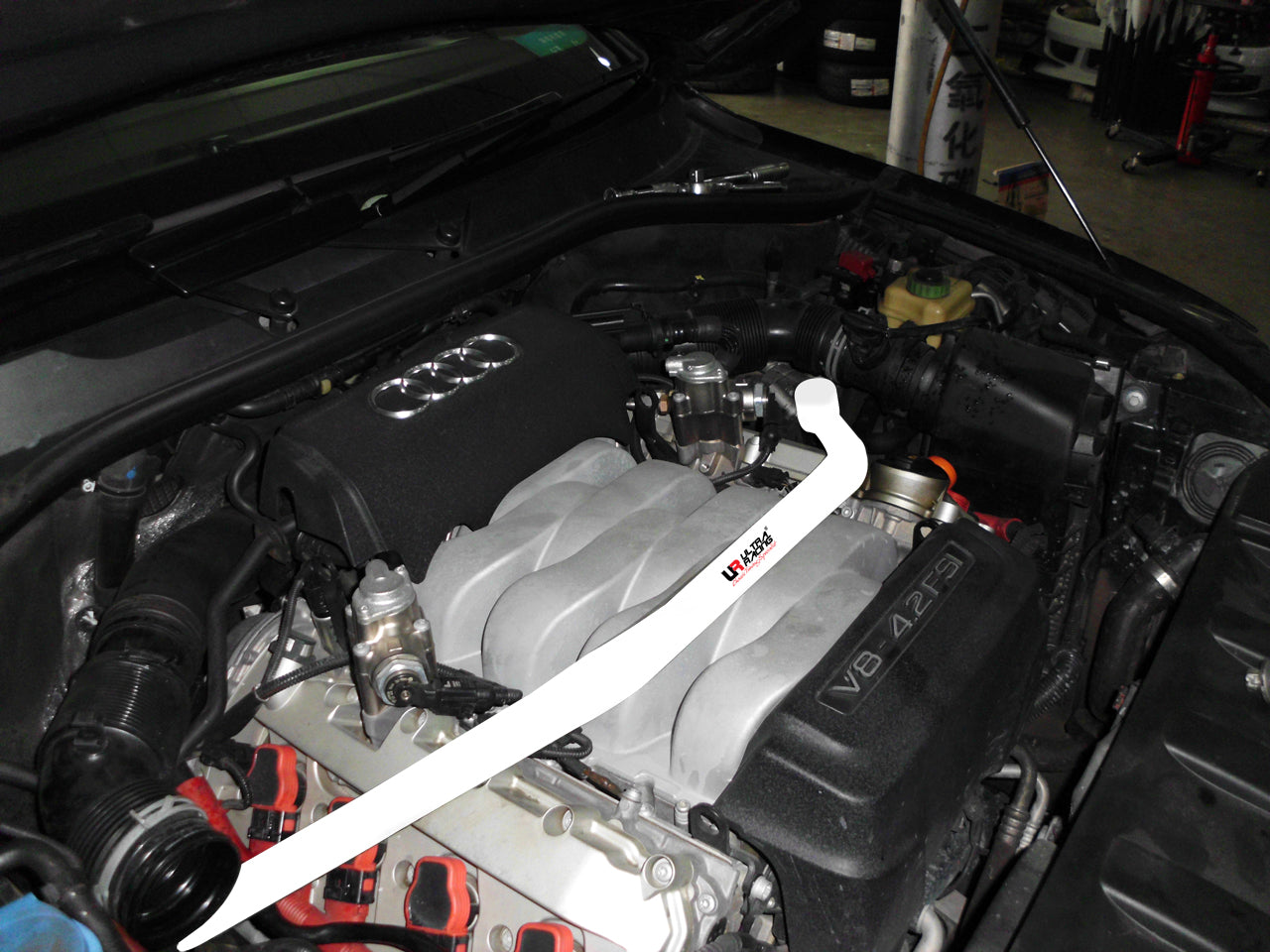 Barra de Torretas Superior Delantera Ultra Racing para Audi Q7 4.2 08+