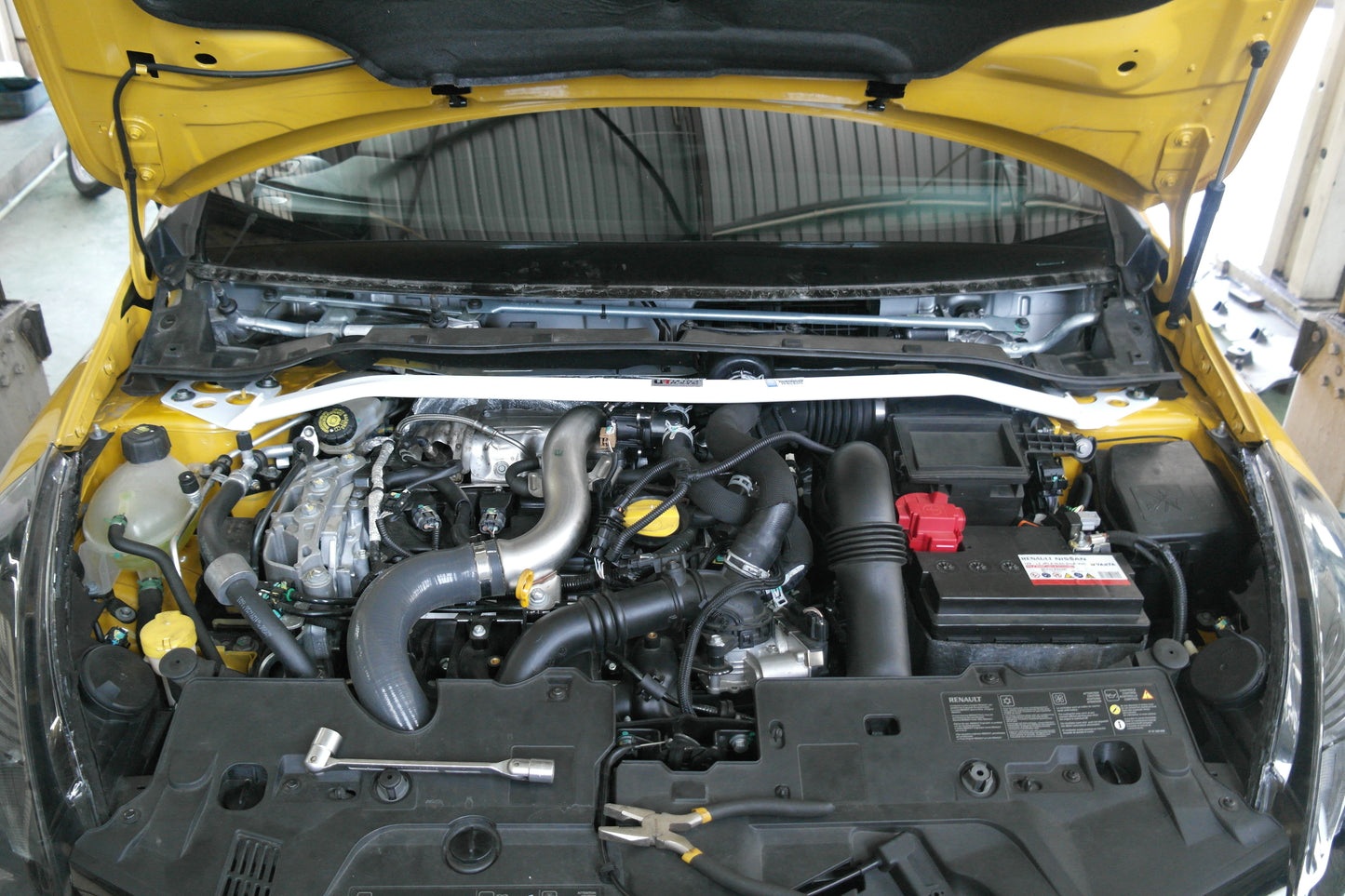 Barra De Torretas Delantera Superior Ultra Racing Para Renault Clio RS Mk4 13+