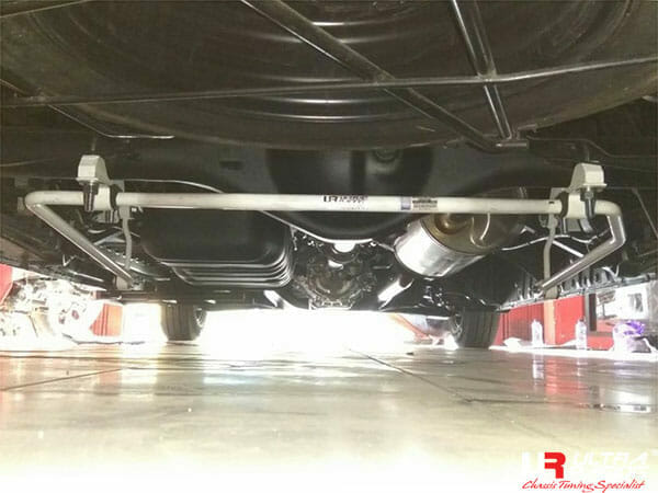 Barra Estabilizadora Trasera 22mm Ultra Racing Toyota Commuter 2.5D 04+/Hiace 3.0 04-1 - Imagen 2
