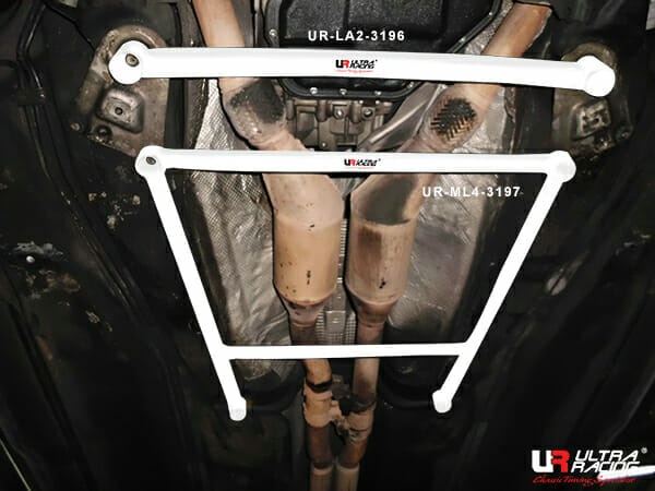 Barra Refuerzo Inferior Central Ultra Racing (3197) para Audi A6 C5 (TYP 4B) 2.4 V6 2WD 97-04