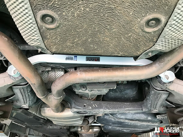 Barra Inferior Trasera Ultra Racing (3018) para Audi Q5 (TYP 8R)