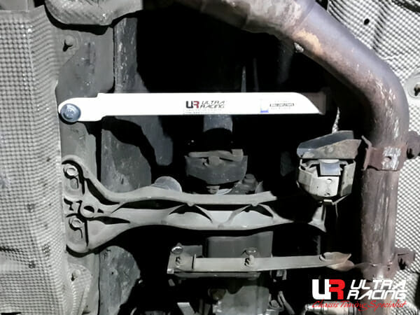 Barra Refuerzo Inferior Central Ultra Racing para BMW Z3 E37