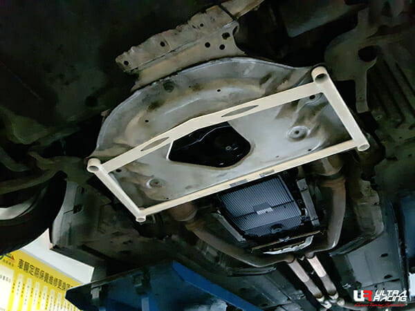 Barra Refuerzo Inferior Delantera Ultra Racing BMW Serie 6 E63