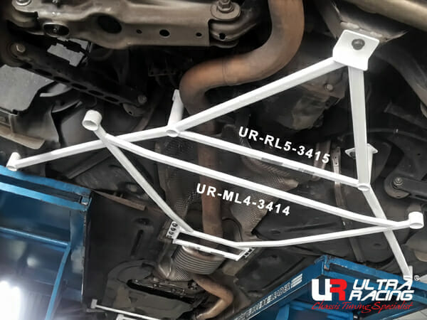 Barra Inferior Trasera Ultra Racing (3415) para BMW E84 (X1) 2.0 4WD 09-15