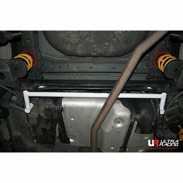 Barra Inferior Trasera Ultra Racing (2204) para Chevrolet Trax (U200) 1.4T 2WD 13+