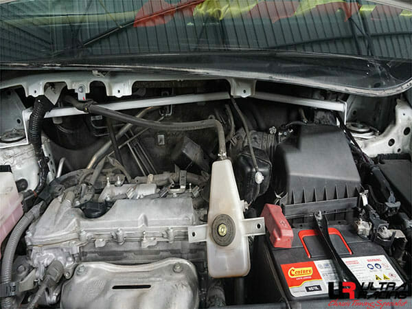 Barra de Torretas Delantera Superior Ultra Racing para Toyota Alphard AH30