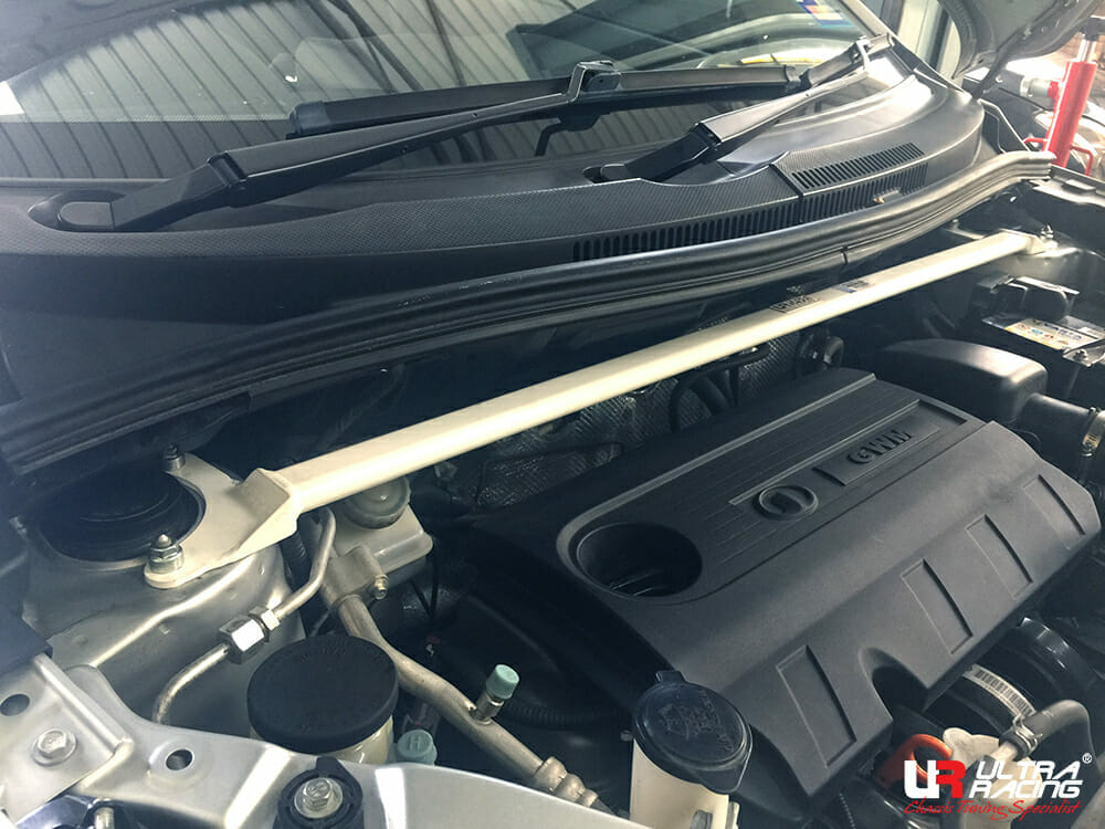 Barra de Torretas Delantera Superior Ultra Racing (3752) para Great Wall Haval M4 1.5 2WD MT 12-14