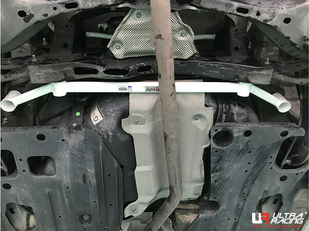 Barra Inferior Trasera Ultra Racing (3743) para Mazda 3 BM 2.0 2WD Sedán 13-18
