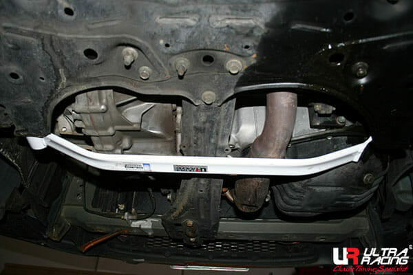 Barra Inferior Delantera Ultra Racing Scion TC (AT10) 2.4 2WD 05-10