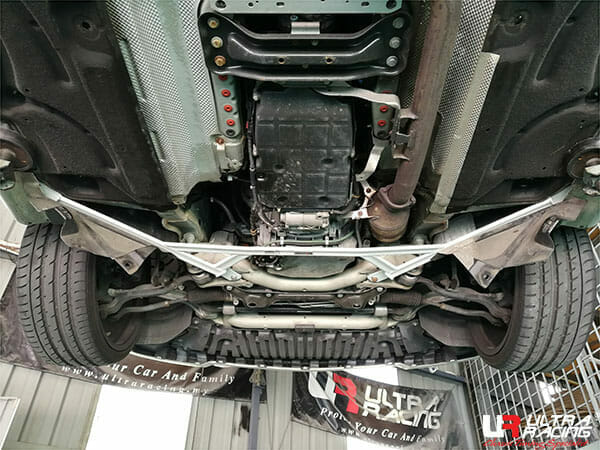 Barra Refuerzo Inferior Delantera Ultra Racing Mercedes E350 W212 13-16
