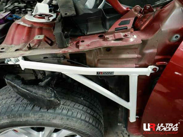 Soportes de Aleta (329P) Ultra Racing para Mazda 3 (BM) 2.0 2WD 13-18