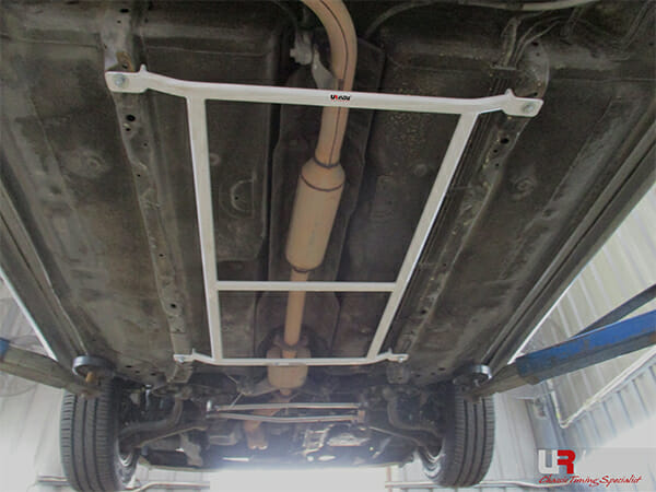 Barra Refuerzo Inferior Central Ultra Racing Proton Perdana 2.0 2WD 95-10