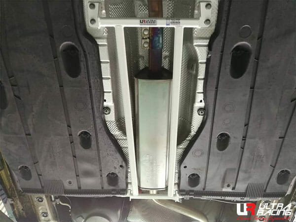 Barra Refuerzo Inferior Central Ultra Racing para Skoda Octavia MK3 2.0TSI