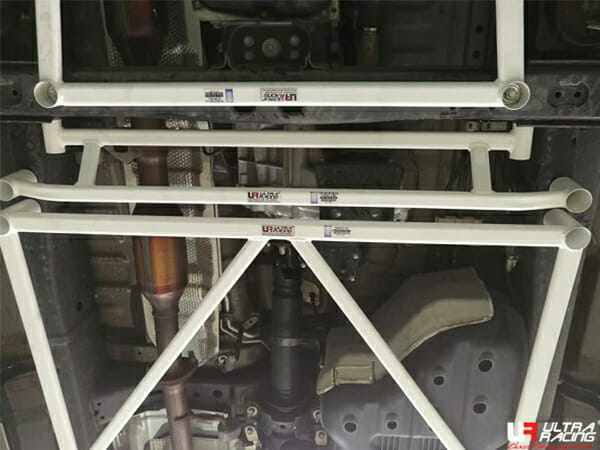 Refuerzo Inferior Central (3907) Ultra Racing para Toyota Fortuner (AN150) 2.4D/2.7 4WD 15+