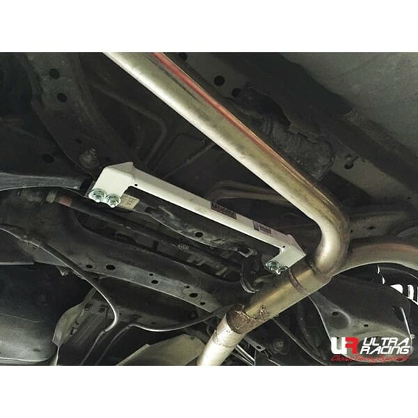 Barra Inferior Trasera Ultra Racing (3162) Nissan Elgrand (E52) 3.5 V6 2WD 10+