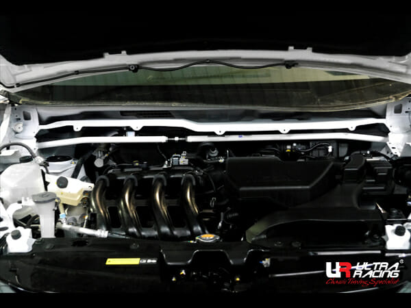 Barra de Torretas Superior Delantera Ultra Racing 3928A para Nissan Serena (C27) 2.0 2WD 16+