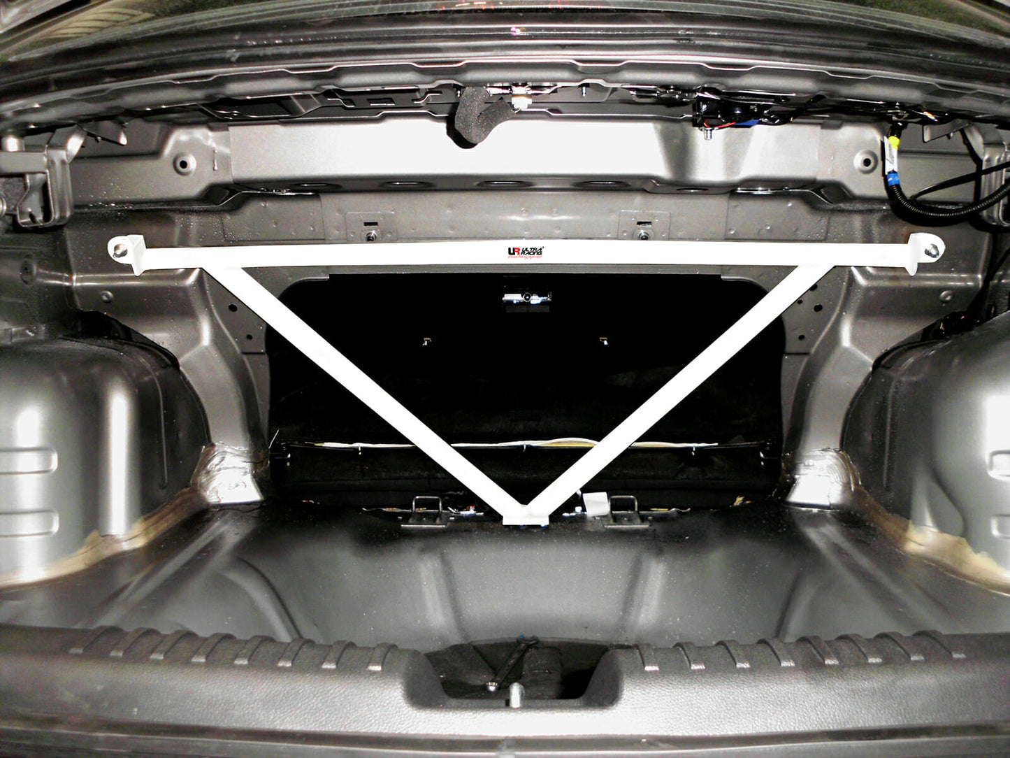 Barra de Torretas Trasera Superior Ultra Racing para Proton Saga (BT / MK4) 1.3 2WD 16+ (3747)