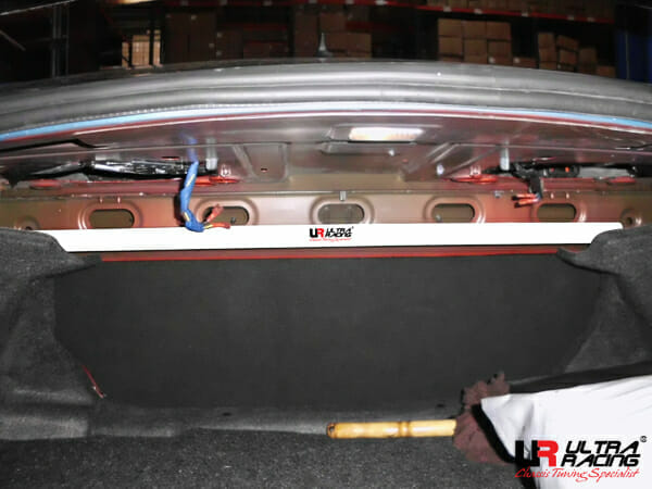Barra de Torretas Trasera Superior Ultra Racing (2380) para Chevrolet Camaro (SS) 6.2 V8 2WD 10-15