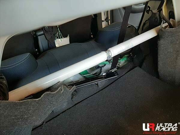 Barra de Torretas Trasera Superior Ultra Racing (2899A) Luxgen S5 1.8T 2WD MT 04-08