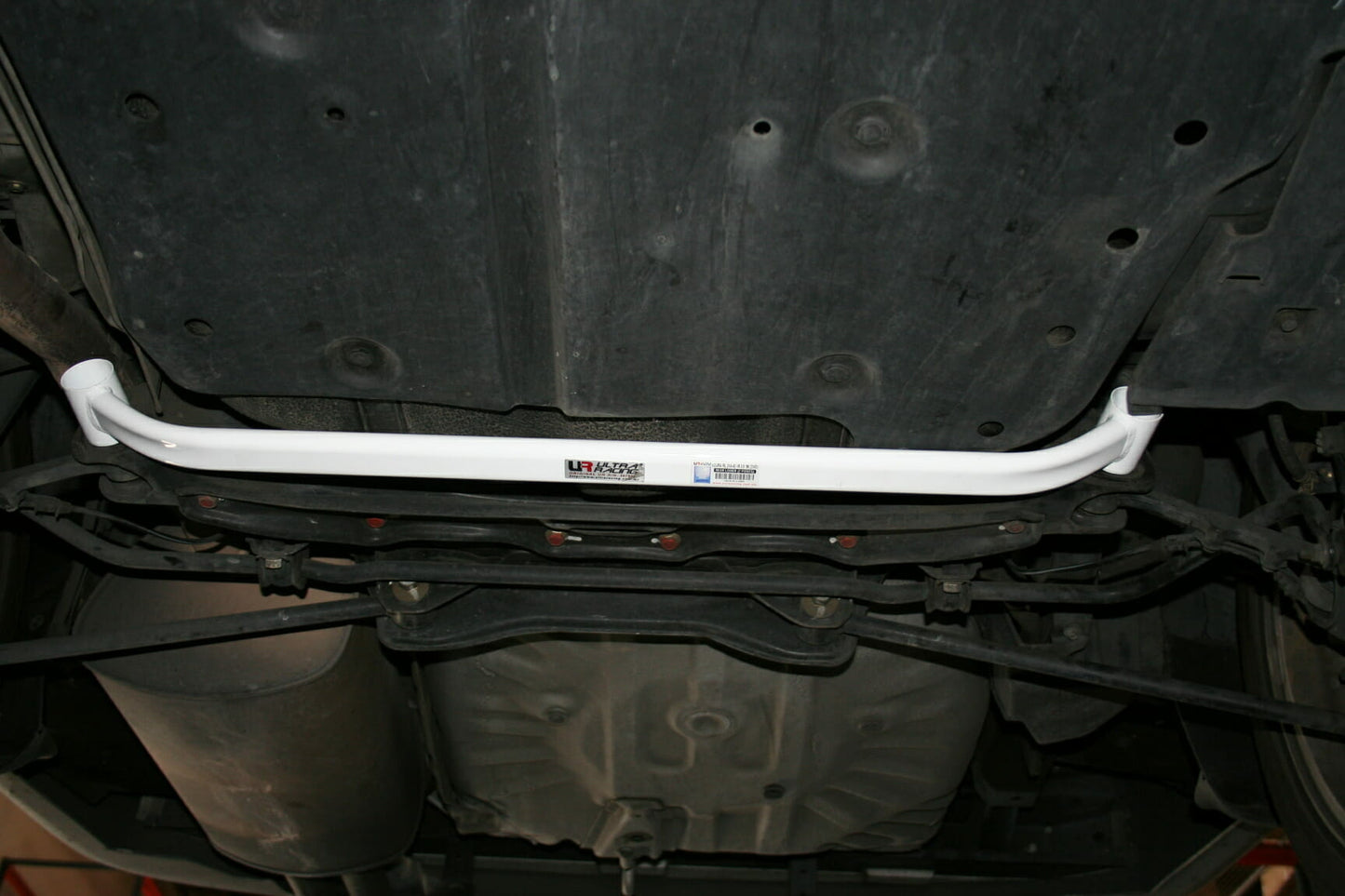 Barra Inferior Trasera Ultra Racing (2363) Acura RL KA-9 / Honda Legend