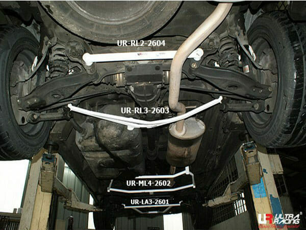 Barra Inferior Trasera Ultra Racing (2604) para Ssangyong Rodius/Stavic 2.7D 4WD 04-12