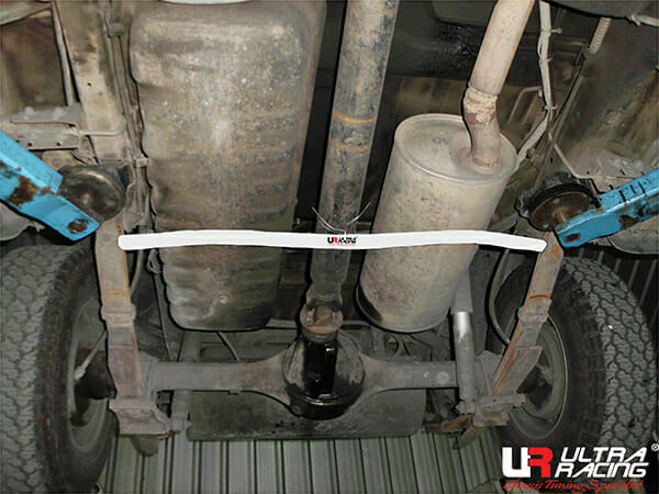 Barra Inferior Trasera Ultra Racing (2818) para Isuzu Cameo (UCS55) 2.3 2WD 93-02