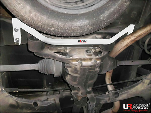 Barra Refuerzo Inferior Trasera Ultra Racing Mercedes VITO 3.0 03-14 2WD