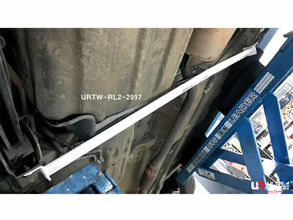 Barra Inferior Trasera Ultra Racing (2917) para Suzuki Solio 1.3 2WD 03-08