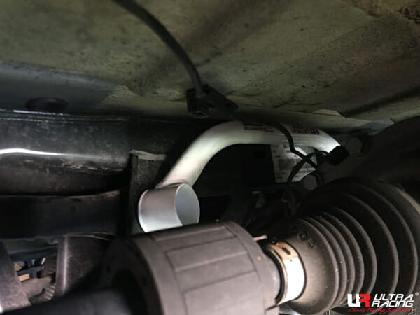 Barra Inferior Trasera (2939) Ultra Racing para Mini Country Man R60 1.6T 4WD 10-16