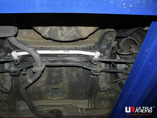Barra Inferior Trasera Ultra Racing (3035) para Chevrolet Epica/Tosca 2.0 2WD 07-15