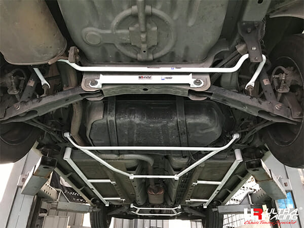 Barra Inferior Trasera (251) Ultra Racing para Proton Gen 2 1.6 04-12/Persona 1.6 07-16/Waja 1.6 00-11 2WD