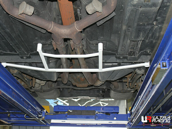 Barra Inferior Trasera Ultra Racing (3125) para Ford Mustang S-197Ii 3.7 V6 2WD 10-14