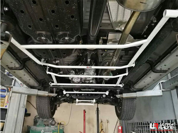 Barra Inferior Trasera Ultra Racing (3361) para Toyota Hilux Revo (AN120) 2.4D/2.8D 4WD 15+