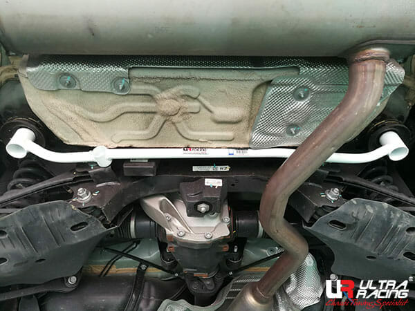 Barra Inferior Trasera Ultra Racing (3465) para BMW F20 (116i) 1.6T 2WD HB 12-15