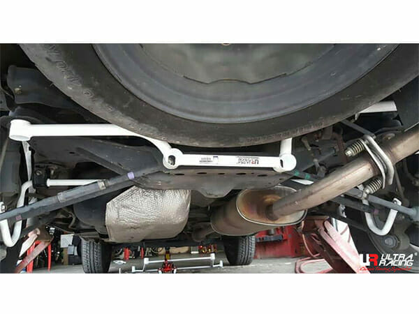 Barra Inferior Trasera Ultra Racing (747) para Toyota Harrier (XU30) 2.4 2WD 04-09
