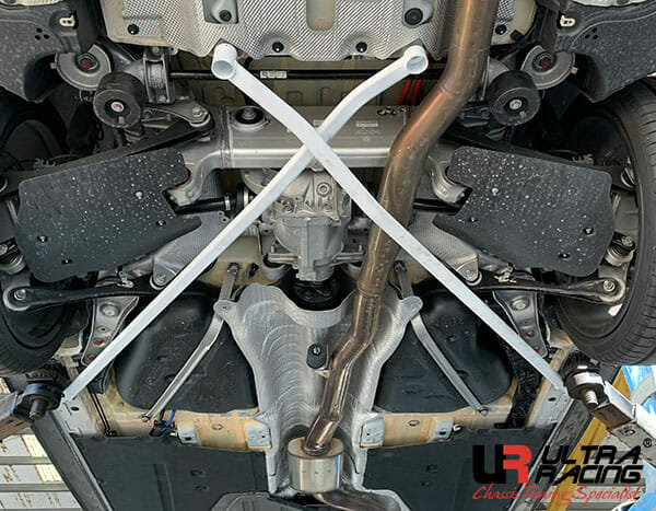 Barra Inferior Trasera Ultra Racing (4077P) para BMW 5 G30 (530I) 2.0T 2WD 17+