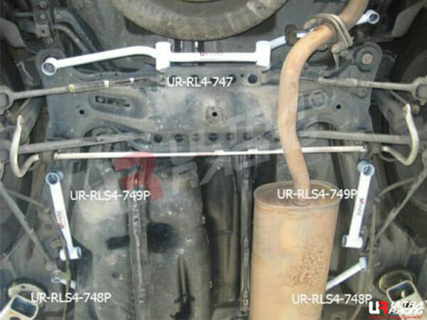 Barra Inferior Trasera Ultra Racing (749P) para Toyota Harrier (XU30) 2.4 2WD 04-09