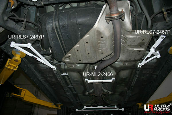 Barra Inferior Trasera Ultra Racing (2467P) para Scion TC (AT10) 2.4 2WD 05-10