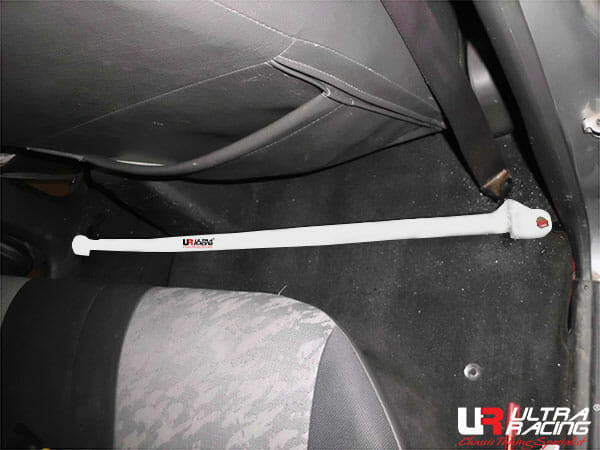 Barra de Refuerzo Ultra Racing (2600) para Mitsubishi Storm L200 3.0 4WD 96-06