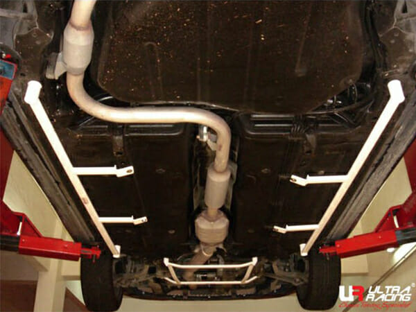 Barra de Torsión Trasera Ultra Racing (227P-B) Proton Gen 2/Persona 1.6