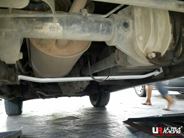 Barra Inferior Trasera Ultra Racing (689) para Suzuki APV (DN) 1.6 2WD 04+