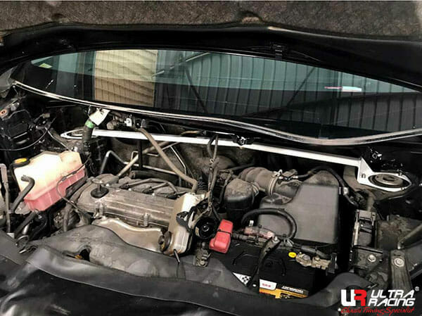 Barra de Torretas Superior Delantera Ultra Racing (3167) Toyota Alphard/Vellfire (AH20) 08-15