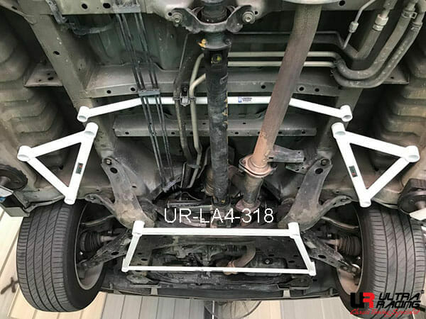 Barra Refuerzo Inferior Delantera (318) Ultra Racing para Hyundai Trajet 2.0 2WD 99-08