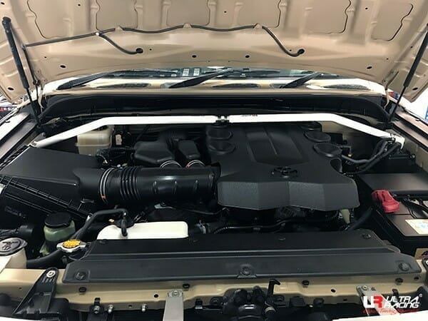 Barra de Torretas Superior Delantera Ultra Racing 3630A para Toyota FJ Cruiser (XJ10/GSJ10) 4.0 V6 4WD 10-17