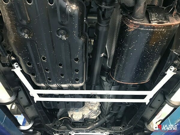Barra Inferior Trasera Ultra Racing (3633) para Toyota FJ Cruiser (XJ10/GSJ10) 4.0 V6 4WD 10-17