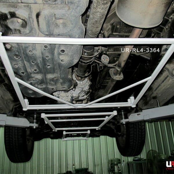 Barra Inferior Trasera Ultra Racing (3364) para Toyota Fortuner (AN150) 15+